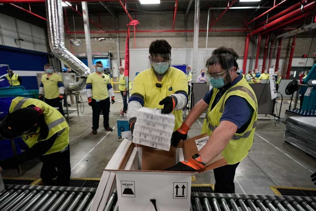 vacina pfizer começa a vacinar os americanos na segunda dia 14