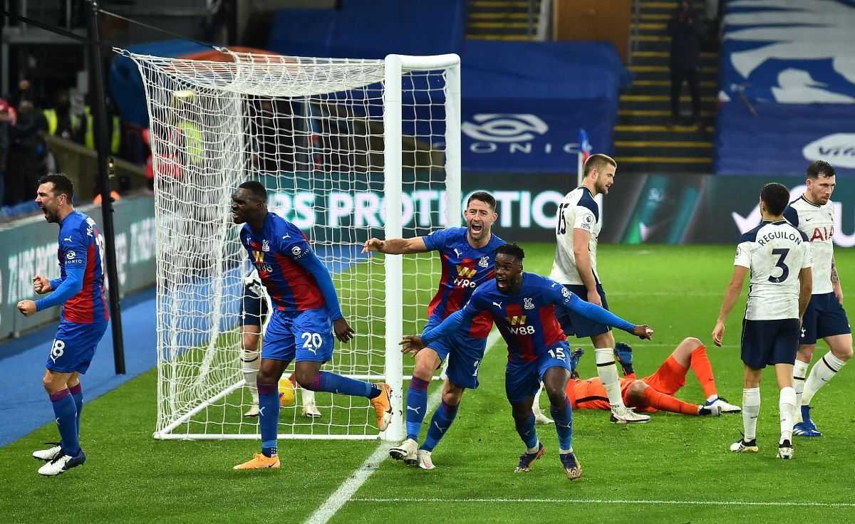 Tottenham vence Crystal Palace e segue líder da Premier League