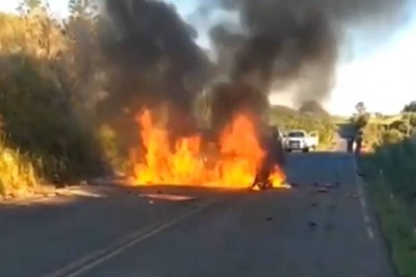 Carro pega fogo no sul do país