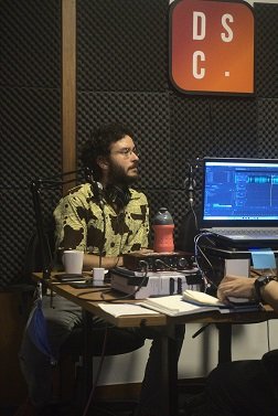 João Campos durante gravação da radionovela
