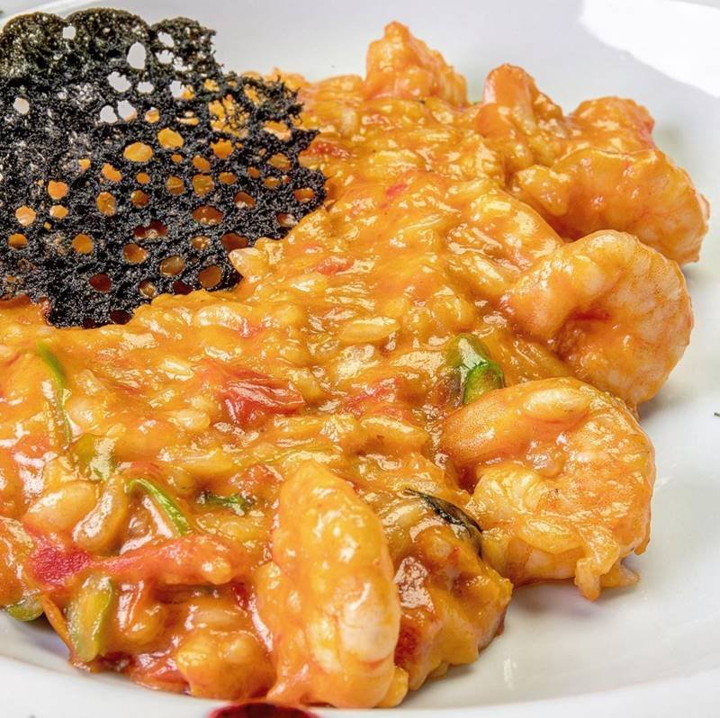 Risoto de camarão com queijos, pomodoro e aspargos frescos