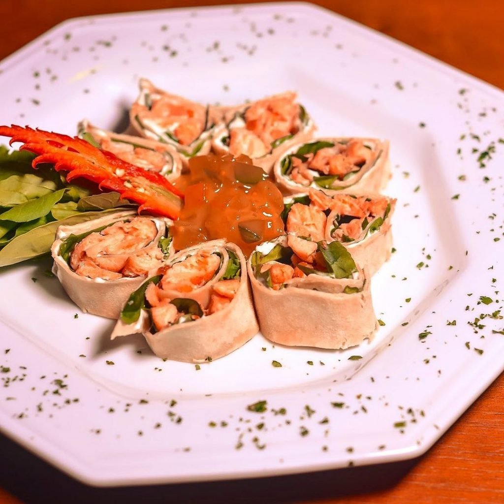 Sushi wrap de salmão com rúcula, cream cheese, mostarda de cremona