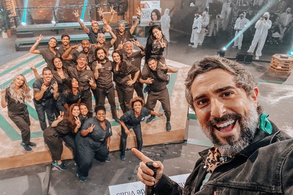 Marcos Mion e participantes de A Fazenda 12