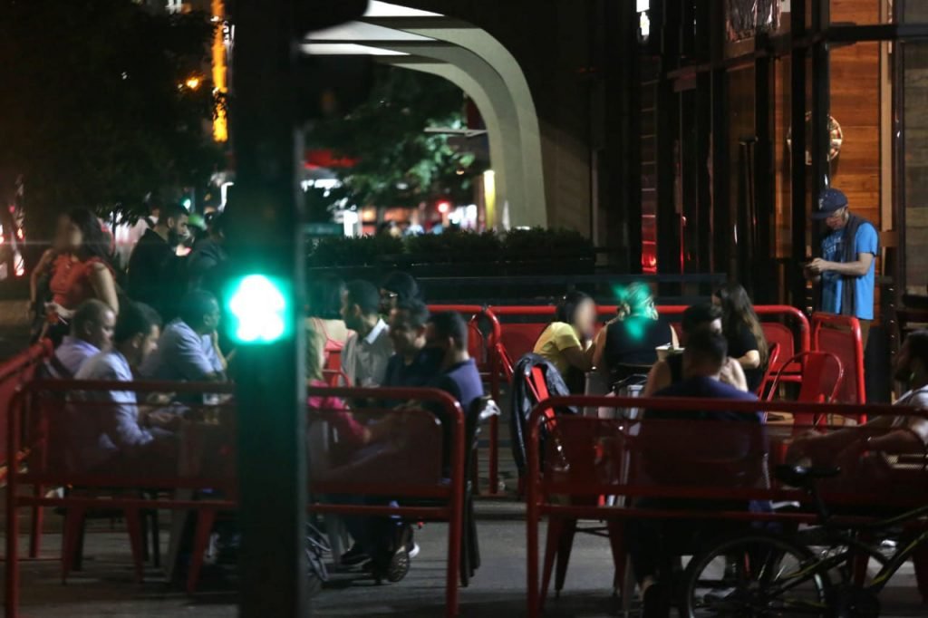 Bar lotado na avenida Paulista após decisão do Supremo Tribunal Federal (STF) que permite retomar a proibição da venda de bebidas alcóolicas