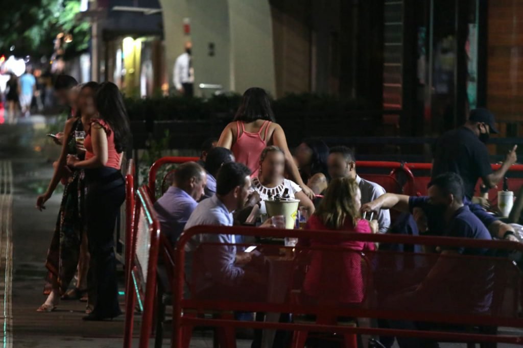 Bar lotado na avenida Paulista após decisão do Supremo Tribunal Federal (STF) que permite retomar a proibição da venda de bebidas alcóolicas