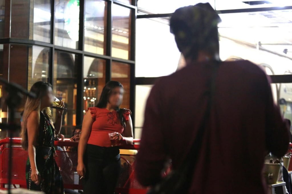Bar lotado na avenida Paulista após decisão do Supremo Tribunal Federal (STF) que permite retomar a proibição da venda de bebidas alcóolicas