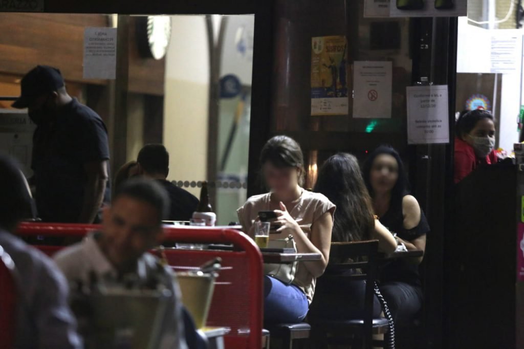 Bar lotado na avenida Paulista após decisão do Supremo Tribunal Federal (STF) que permite retomar a proibição da venda de bebidas alcóolicas