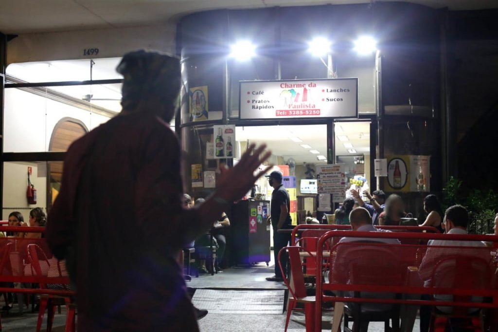 Bar lotado na avenida Paulista após decisão do Supremo Tribunal Federal (STF) que permite retomar a proibição da venda de bebidas alcóolicas