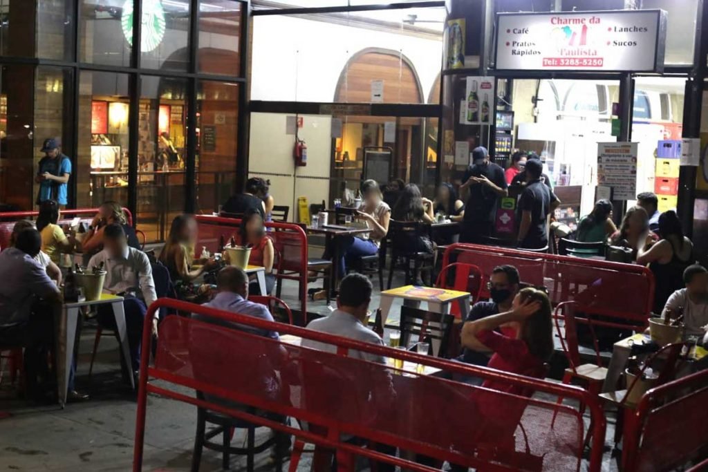 Bar lotado na avenida Paulista após decisão do Supremo Tribunal Federal (STF) que permite retomar a proibição da venda de bebidas alcóolicas