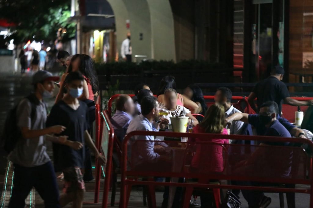 Bar lotado na avenida Paulista após decisão do Supremo Tribunal Federal (STF) que permite retomar a proibição da venda de bebidas alcóolicas