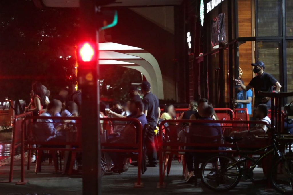 Bar lotado na avenida Paulista após decisão do Supremo Tribunal Federal (STF) que permite retomar a proibição da venda de bebidas alcóolicas