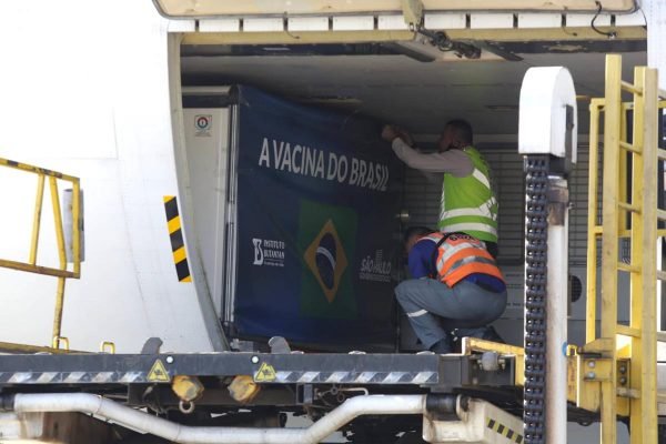 O Governador João Doria acompanha nesta sexta-feira (18) a chegada em São Paulo no aeroporto de Guarulhos, da terceira remessa da vacina Coronavac, desta vez num lote de 2 milhões de doses, enviados pela farmacêutica chinesa Sinovac Life Science