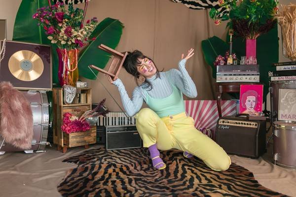 Thayla Gomes em ensaio com calça colorida de alfaiataria