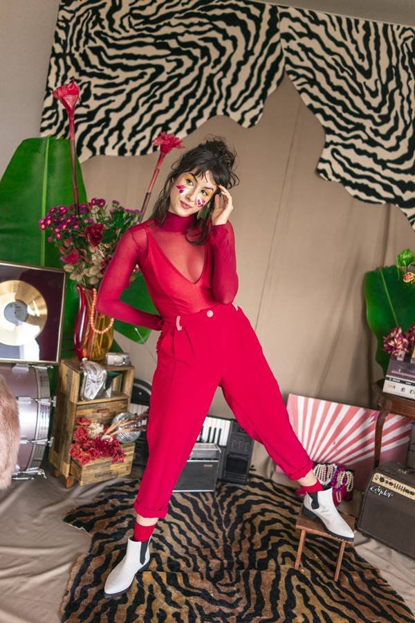 Thayla Gomes em ensaio com calça colorida de alfaiataria