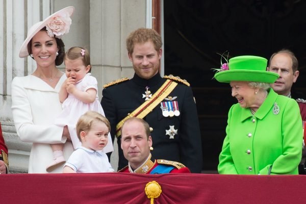 Família Real - Kate Middleton, princesa Charlotte, príncipe Harry, príncipe William, príncipe George e rainha Elizabeth