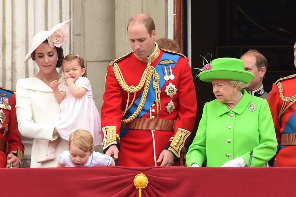 Kate Middleton, princesa Charlotte, príncipe George, príncipe William e rainha Elizabeth