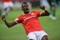 jogador comemora gol