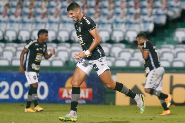 Em Jogo Emocionante Botafogo Vence Coritiba E Deixa A Lanterna Do Brasileiro