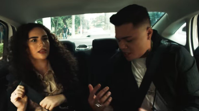 Livian Aragão e Felipe Araújo em cena do clipe Você Não Vale