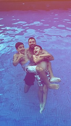 Dudu Baptista, marido de Juliana Paes, e os filhos, Pedro e Antônio