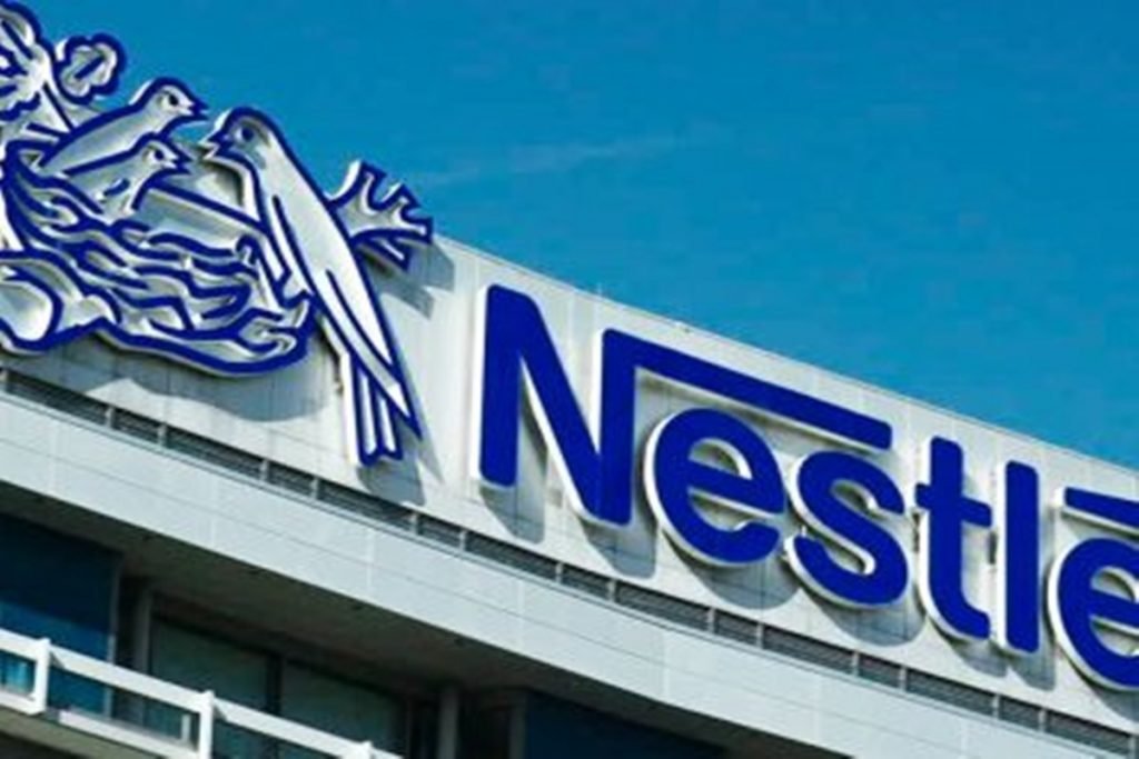 Imagem colorida de Logotipo da Nestlé em prédio - Metrópoles