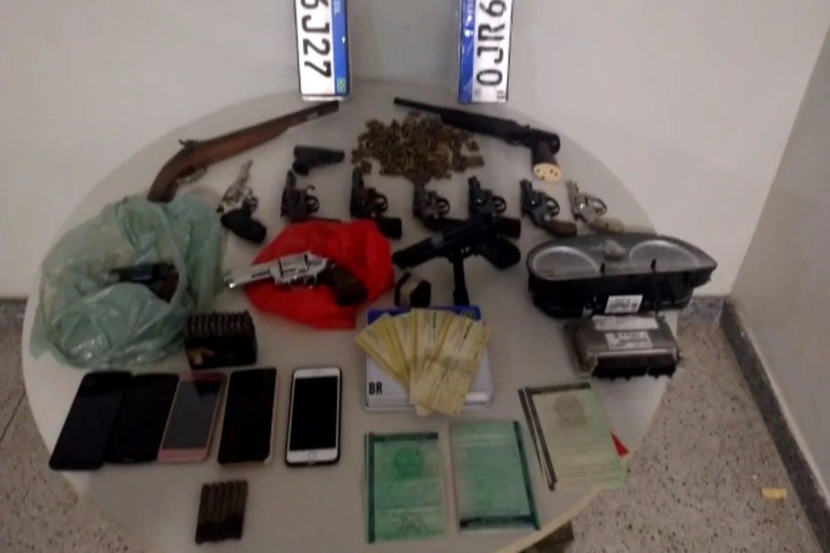 Mulher dá tiro na cabeça do marido e PM encontra mais de 10 armas na casa Metrópoles
