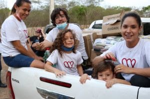 Wesley Safadão e Thyane Dantas doam alimentos e brinquedos: veja fotos