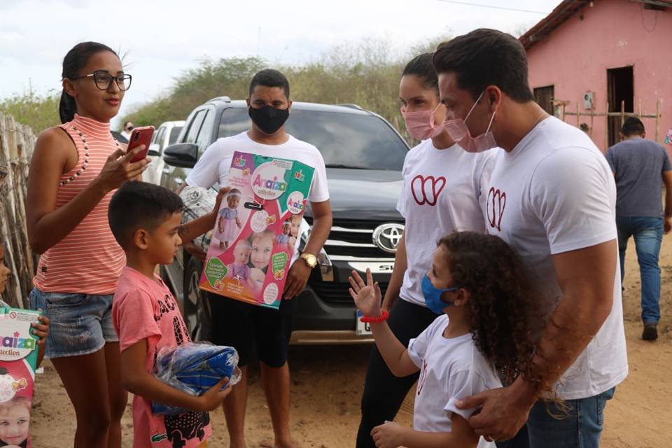 Wesley Safadão e Thyane Dantas doam alimentos e brinquedos: veja fotos