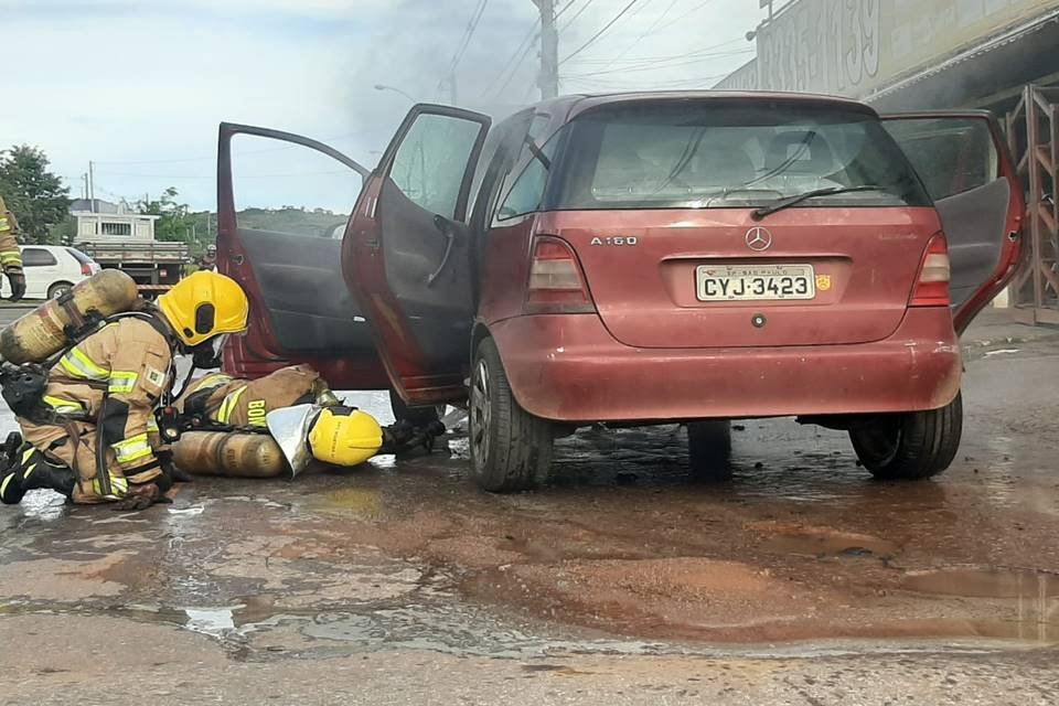 Carro Pega Fogo Em Avenida E Mobiliza Bombeiros No DF