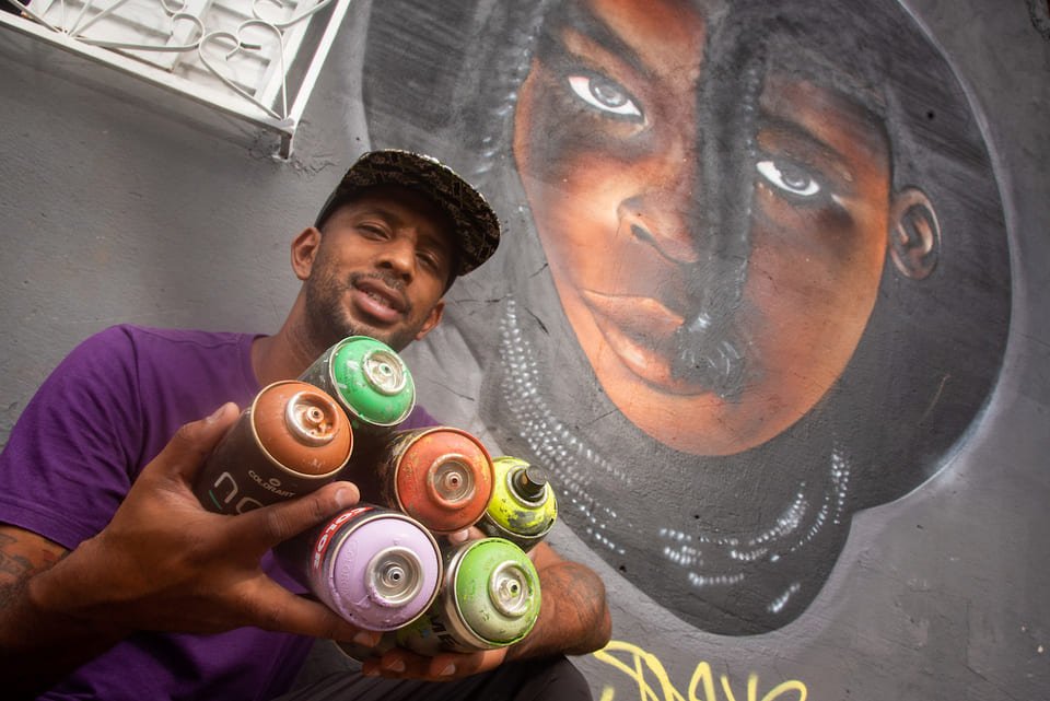 Homem segura latas de grafite