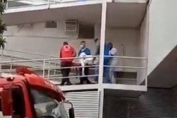 Pacientes são retirados às pressas de hospital em São Gonçalo