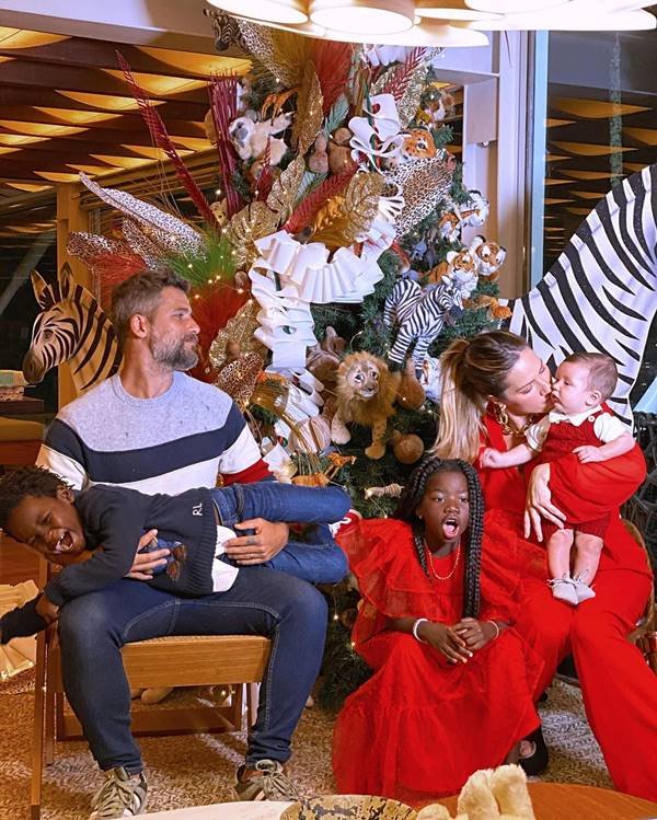 Bruno Gagliasso e Giovanna Ewbank têm árvore de Natal diferentona