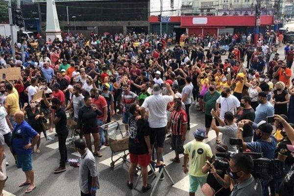 Vídeo: moradores protestam contra fechamento do comércio em Manaus