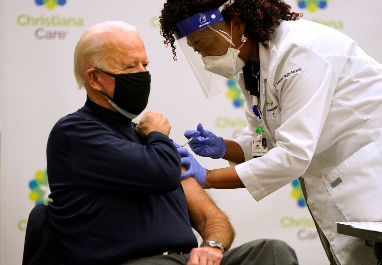 Joe Biden toma vacina