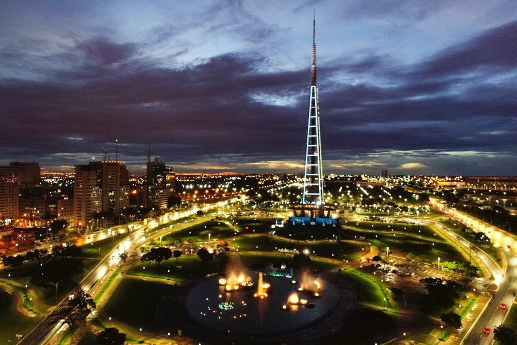 Torre de TV iluminada