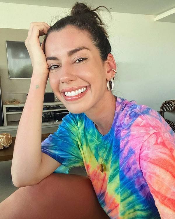 Camila Coutinho vestindo camiseta de tie-dye