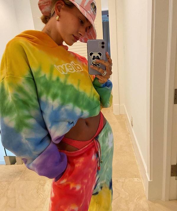 Hailey Bieber vestindo conjunto de tie-dye