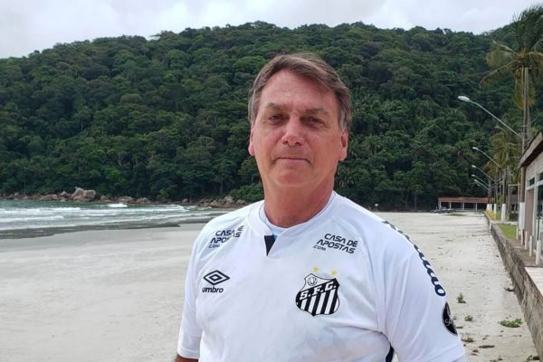 Bolsonaro com camisa do Santos