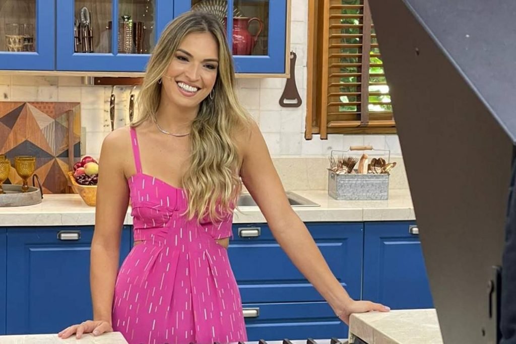 Foto colorida de Thalita Morete sorrindo no É de Casa - Metrópoles