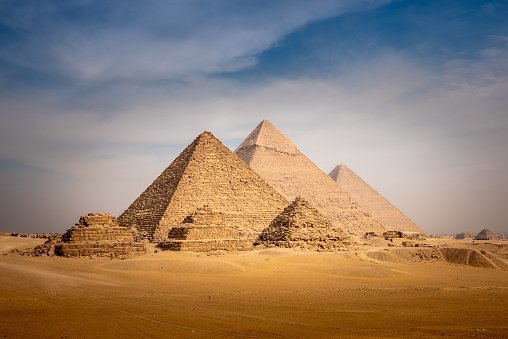 Imagem colorida mostra as pirâmides do Egito - Metrópoles