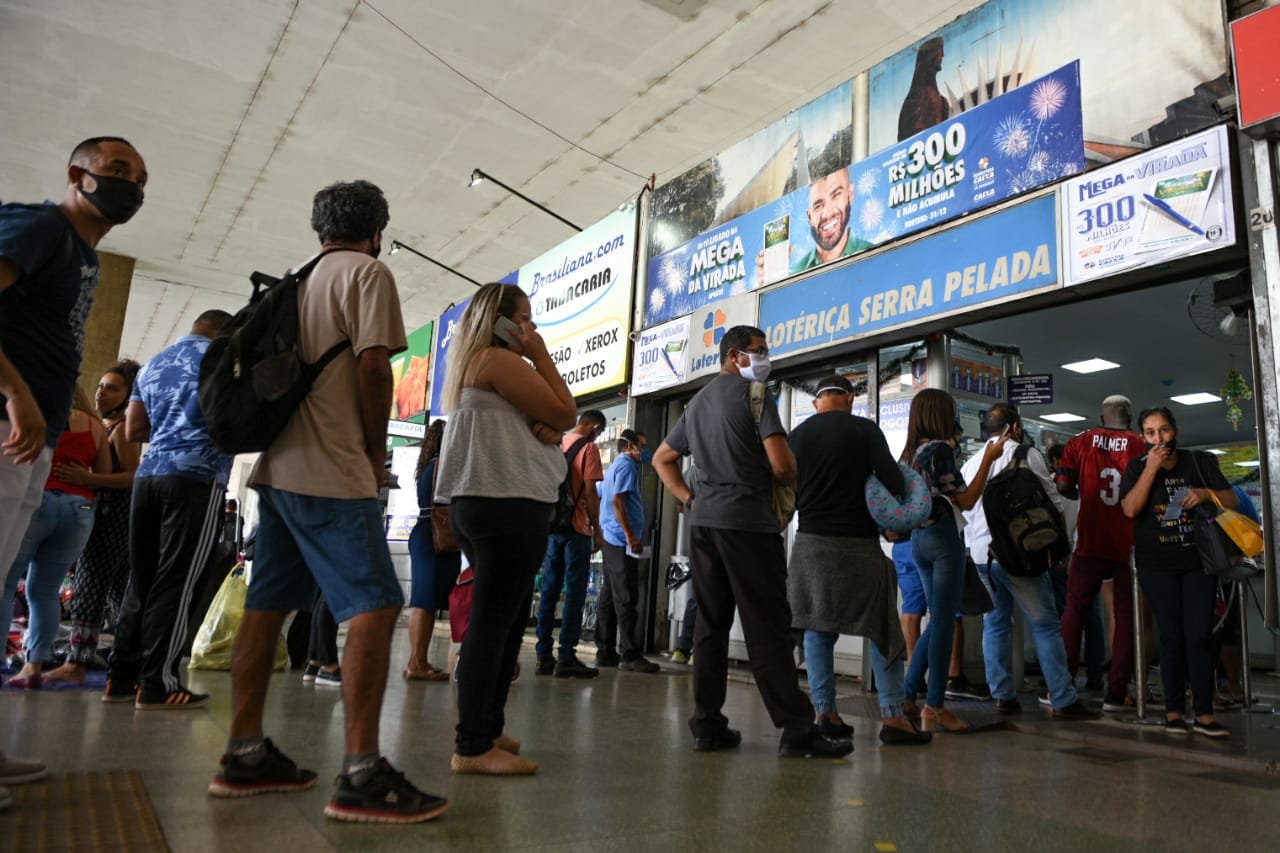 Loterias CAIXA - Agora você aposta na Mega da Virada também pela internet. Loterias  Online, o site oficial das Loterias Caixa. Guarde sua sorte e aposte!  loteriasonline.caixa.gov.br #PraTodosVerem: Na imagem, um computador