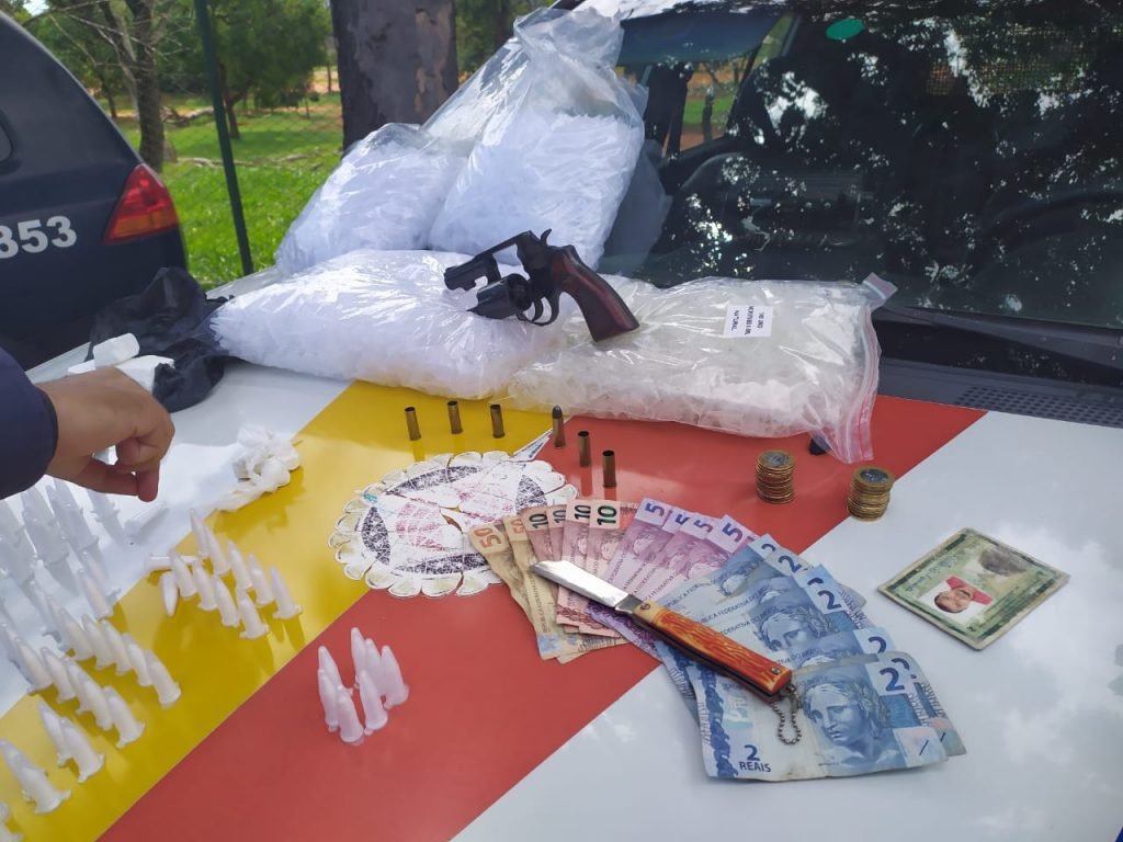 Porções de cocaína em viatura