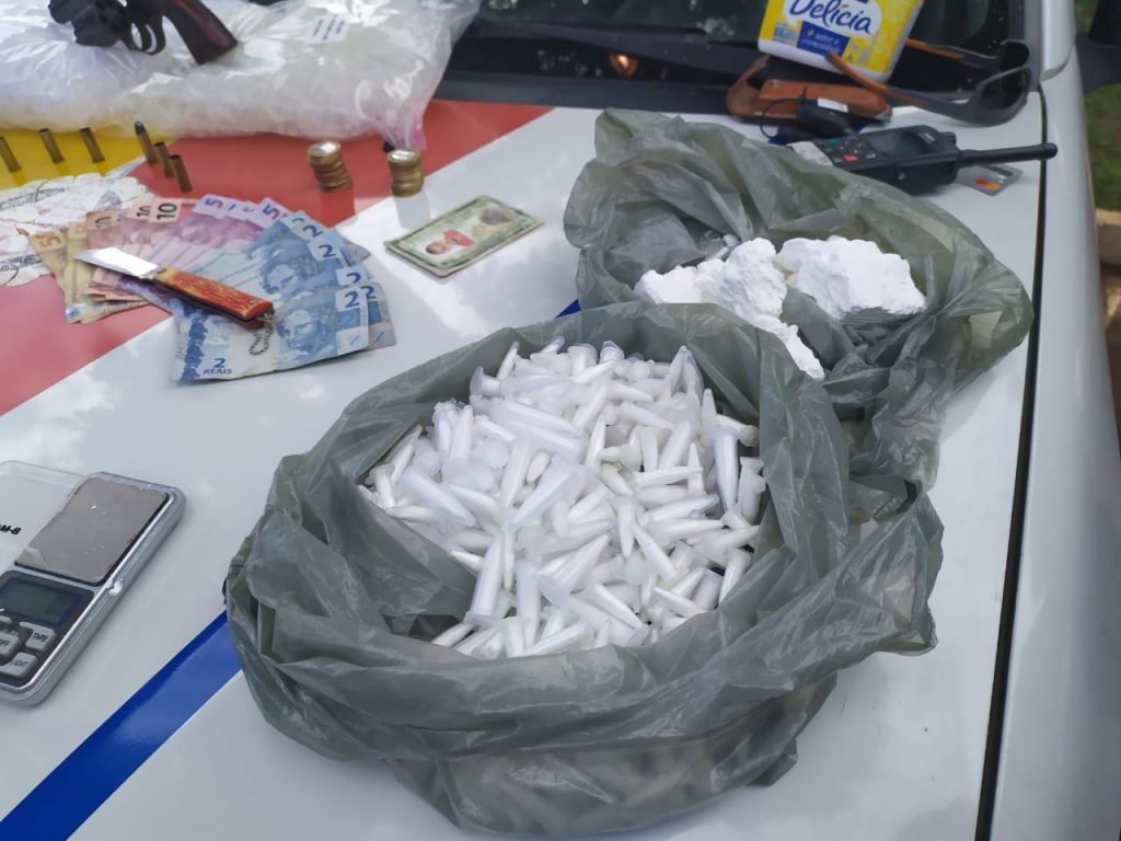Porções de cocaína em viatura