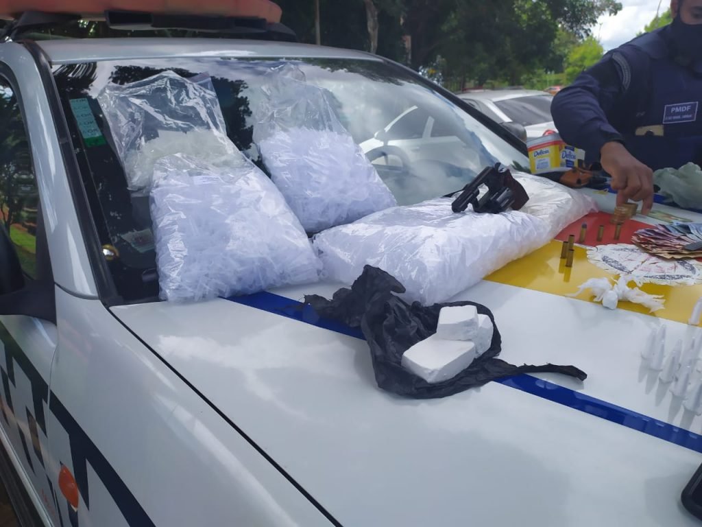 Porções de cocaína em viatura