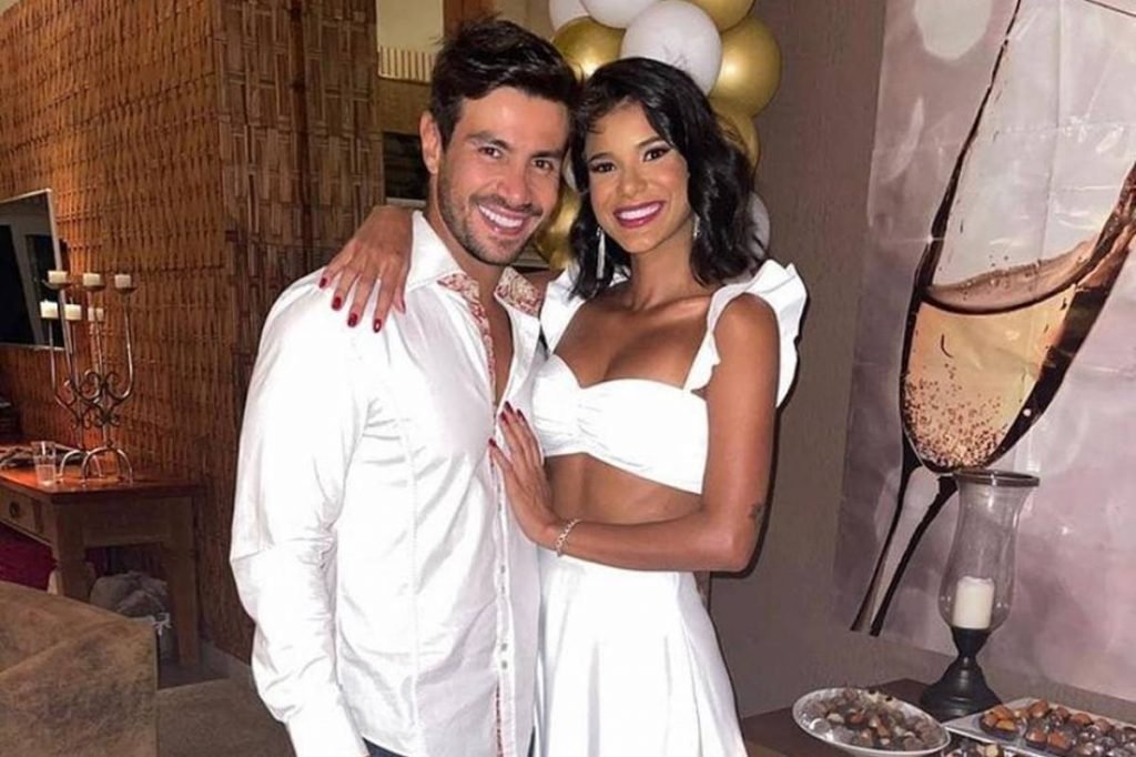 Sertanejo Mariano e Jakelyne Oliveira comemoram um mês de namoro