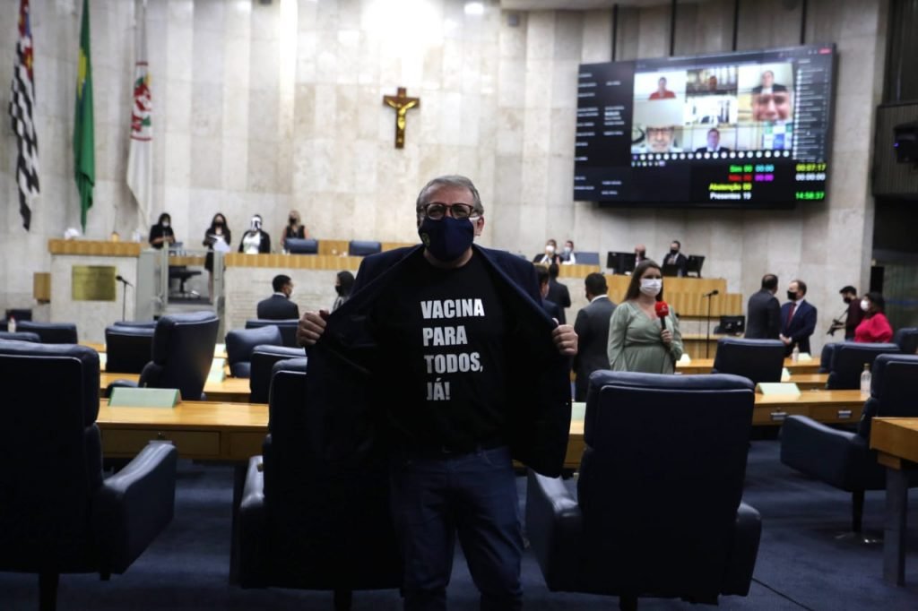 Vereador Toninho Vespoli (PSOL), durante posse no plenário da Câmara Municipal de São Paulo