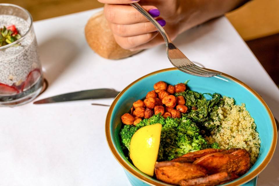 Comer várias vezes ao dia ajuda a perder peso 