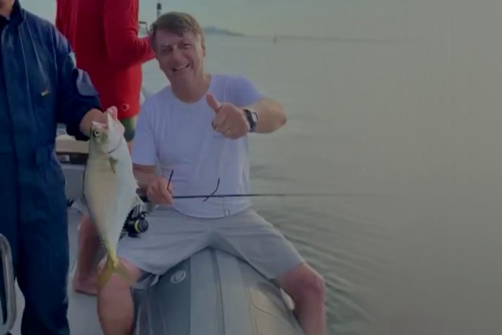 Vídeo: Bolsonaro participa de pescaria no litoral de São Paulo