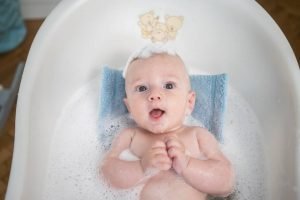 12 acessórios para o banho do seu bebê ficar mais seguro e divertido