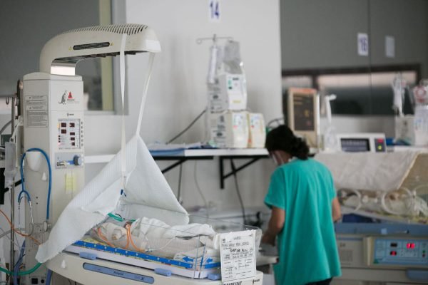 Vice-governador Paco Britto entrega oito leitos da UTI neonatal do HMIB
